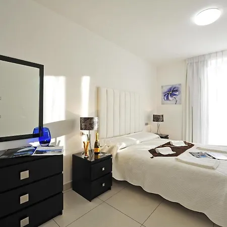 Apartment Sleeps 4 Pool Maccagno