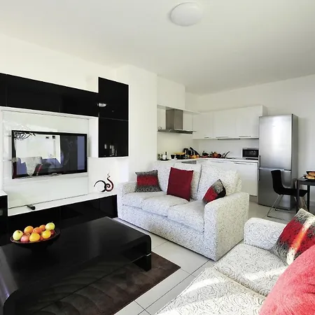 Sleeps 4 Pool Apartment *