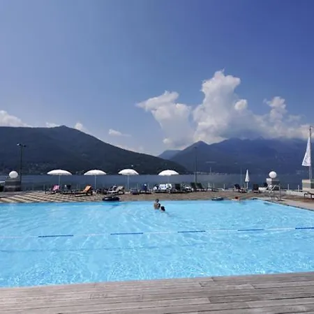 Sleeps 4 Pool Apartment *