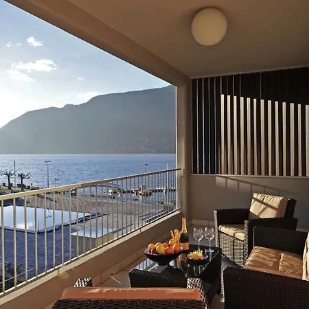 Sleeps 4 Pool Apartment *